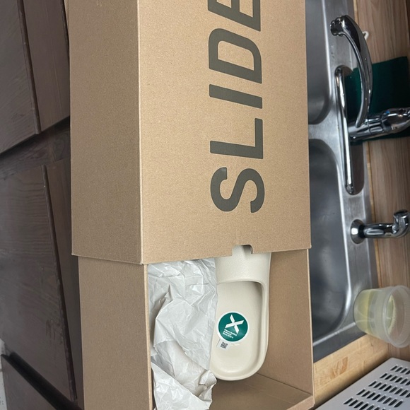 Size 11 mens verified Yeezy slides BRAND NEW
